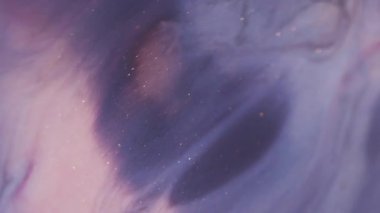 Görüntü dalga yayıyor. Akrilik mürekkep. Odaklanmamış pembe kırmızı renk ışıl ışıl parlayan sıvı doku soyut sanat arka planına dökülüyor..