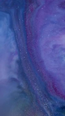 Dikey video. Boya dokusu. Bulanık kıvılcım parıltısı. Odaklanmamış mor mavi renkli sıvı soyut sanat esmer zemin üzerinde yüzen suyu harmanlıyor..
