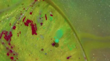 Deri boyası. Yağ arka planı. Bulanık sarı kırmızı renk parıldayan parlak su dokusu baloncukları sanat Bokeh soyutlamasına akıyor.