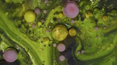 Bulanık yağ. Renkli mürekkep sıvısı. Soyut sanat arkaplan üzerinde yüzen yeşil mor parlak kabarcıklar ıslak doku.