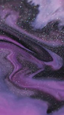 Dikey video. Parlak. Akrilik sıvı. Soyut sanat arka planında yüzen mor mavi pigment siyah ıslak sim lekeleri.