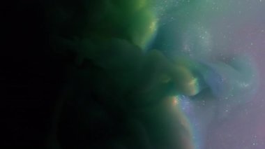 Duman dalgalarını boya. Parlak parçacıklar. Odaklanmamış yeşil mor renkli simli gökkuşağı parlayan bulut soyut koyu siyah arka planda yayılıyor.