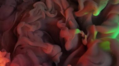 Islak mürekkep buharı. Boya sisi. Odaklanmamış pembe renkli simli gökkuşağı bulutu dumanı akrilik duman arka planına yayılan sanat..