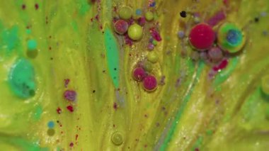 Mürekkep sıvısı. Kabarcık akışı. Soyut sanat arka planında, çözünmüş sarı, kırmızı, parlak, yeşil pigment, ıslak yağ dokusu dairesi..