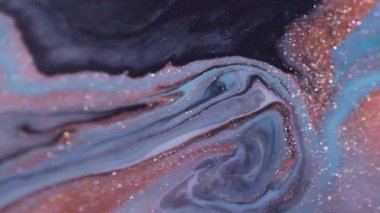 Parıldayan boya sıçraması. Islak doku. Odaklanmamış turuncu mavi simli kimyasal leke soyut koyu siyah bokeh arka planda yüzüyor..