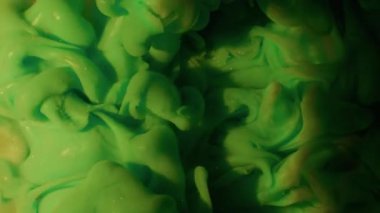 Parıldayan mürekkep. Buhar dokusu. Odaklanamayan sarı renkli su parçacıkları soyut sanat arka planında gökkuşağı akrilik sıvısı içerir..