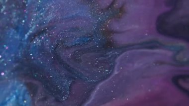 Boya döküyorum. Parlak su dokusu. Odaklanmamış mor renk parlak sıvı koyu siyah sıvı soyut yaratıcı arka planda yüzüyor..