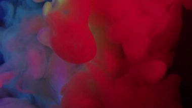 Su altı patlama dalgası. Sis dokusunu boya. Odaklanmamış pembe mavi renkli simli gökkuşağı soyut neon arkaplana yayılan su bulutu sıçrıyor.