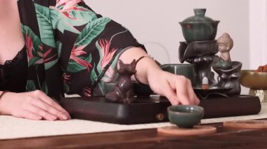 Doğuya özgü içecek. Çay ritüeli. Kadın eli Çin seremonisini hazırlıyor. Oolong meditasyonu aromaterapi buharı ruhani aydınlanmanın tadını çıkarıyor..