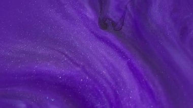 Pırıl pırıl. Boya karışımı. Işıldayan mor floresan menekşe sıvısı soyut doku. Renk parçacıkları neon akışı odaklanmış dalga arkaplanı.