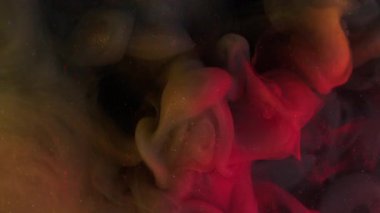 Parlak. Parıltı buharı. Odaklanmamış turuncu pembe gökkuşağı rengi soyut koyu siyah arka planda yayılan su bulutu..