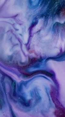 Dikey video. Boya lekeleri. Mürekkep arka planı bulanık. Odaklanmamış mor mavi renkli parlak sıvı dokusu koyu siyah soyutlama üzerinde yüzüyor..