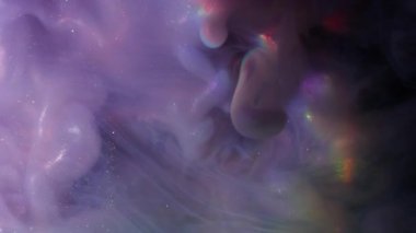 Parlak boya sisi. Işıltılı su sıçratma. Odaklanmamış mor mavi renkli duman deseni simli gökkuşağı sisi soyut siyah arkaplan üzerine yayılıyor.