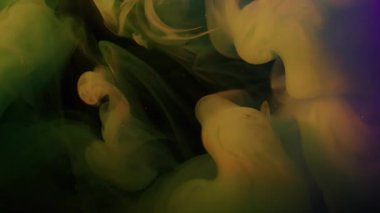 Buhar mürekkebi. Boya suyu akışı. Bulanık mavi pembe renk sıvı, bulut parıltısı desenli gökkuşağı parçacıkları soyut sanat arka planına dökülüyor..