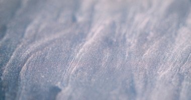 Işıldayan doku. Görüntü pırıl pırıl. Gümüş rengi düzensiz sanat akışı kış ışığı dalgası. Beyaz mavi gri renkte soyut buz tabakası parıltısı.