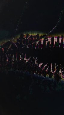 Dikey video. Arıza sanatı. Bozuk doku. Koyu mavi obje gürültü hasarı akış piksel ekranı dijital efekt soyut arkaplanı örtüyor.