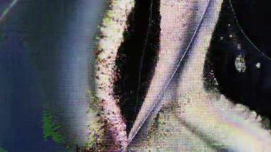 Aktarım hatası. Elektronik eserler. Mavi mor renkli gökkuşağı kırık dalga fütüristik dijital sıvı koyu siyah soyut bokeh arkaplan üzerine damlıyor.