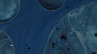 Boya emülsiyonu. Akrilik boya sıvısı. Soyut arkaplanda yüzen yağ baloncukları etrafında mavi, beyaz, pembe, ışıl ışıl bir karışım..