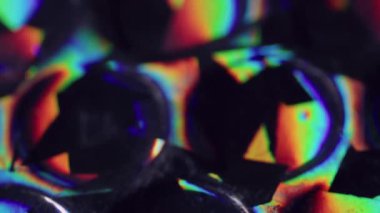Bulanık folyo. Renkli ışık. Soyut koyu siyah sanat arka planında turuncu mavi yuvarlak yansıma kabarcıklar cam doku sızıntısı.