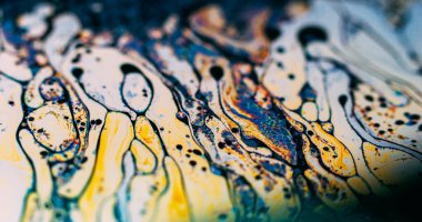 Girdap yağı sabunu. Bulanık mürekkep dalgası. Kimyasal renk bırakma eğrisi benzin akışı. Soyut siyah arkaplanda turuncu mavi beyaz yağ akışı.