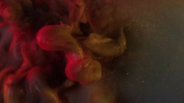 Boya patlaması. Parıldayan duman dalgası. Odaklanmamış turuncu mavi renkli gökkuşağı soyut arkaplana yayılan bulut sıvısı parçacıkları sıçratır.