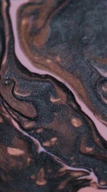 Dikey video. Boya karışımı. Mürekkep arkaplanı. Odaklanmamış pembe bronz renk pigmenti akrilik ıslak emülsiyon resim soyutlaması üzerine çemberler çiz.