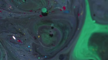 Mürekkep suyu. Köpük sıvısı. Odaklanmamış yeşil, kırmızı, yuvarlak, simli, yağlı, akrilik, ıslak, soyut arka planda yüzen..