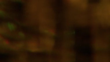 Bokeh ışığı. Göz kamaştırıcı sanat. Soyut koyu siyah ışıklı arka planda çözünmüş sarı turuncu renkli optik gökkuşağı görsel mercek parlaklığı.