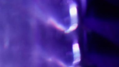 Odaklanamayan parıltı. Soyut işaret fişeği. Parlak parlak bokeh ışık sanat arka planında parlak mor renk soğuk optik ışıltı dokusu.