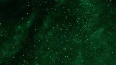 Bokeh ışığı. Parlak doku. Doğal yeşil renk aydınlatmalı parıltılı parıltılı sanat soyut parlak siyah arka planda yüzüyor..