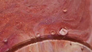 Sıvı emülsiyonu boya. Renkli baloncuklar. Odaklanmamış turuncu parlak yağ suyu soyut akrilik arka planda parlak yuvarlak mürekkep dokusu dairesi.