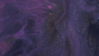 Bokeh karışımı emülsiyonu. Parıltı karışımı. Su akrilik ıslak dokusunda çözünmüş mor renk mürekkebi soyut bokeh arkaplanına dökülüyor.