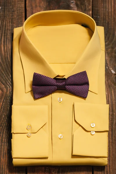 Camisa de hombre amarilla con corbata Marsala — Foto de Stock