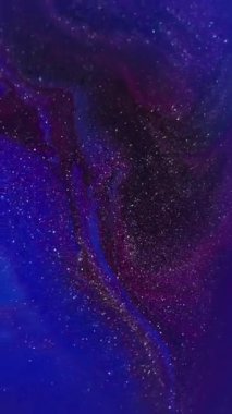 Dikey video. Boya dokusu. Görünmez mürekkep karışımı. Odaklanmamış mavi mor renkli su parıltısı soyut sanat arka planında yüzen sıvı pigment.