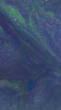 Dikey video. Çember dalga. Odaklanmamış parlak sıçrama. Bulanık mavi renkli simli mürekkep sıvısı soyut akrilik arka planda yayılıyor..