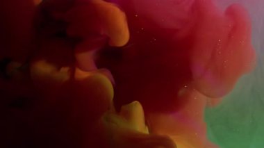 Buhar mürekkebi. Boya suyu akışı. Bulanık, mavi, kırmızı, sıvı, bulutsu, sim, gökkuşağı, neon parçacıkları soyut, siyah sanat arkaplanına dökülüyor..