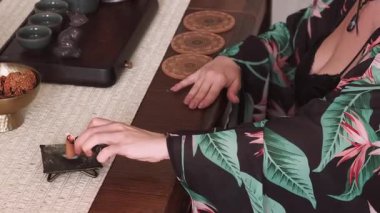 Ayin ateşi. Sağlıklı zihin. Kadın el feneri mumu ahşap masaya yerleştirilmiş ruhsal aktiviteler zihinsel sağlık dumanı yatıştırıcı.