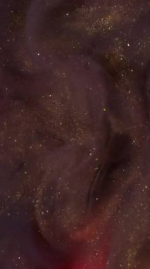 Dikey video. Parıltı akıyor. Bulanık, soyut sis. Odaklanmamış pembe mor renk. Sanatın koyu siyah arka planında parlak su sıvısı mürekkebi..