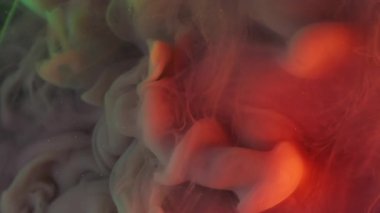 Mürekkep lekesi. Buhar bulutu boyası. Bulanık pembe mor renkli simli gökkuşağı dumanı soyut akrilik sanat arka planına yayılıyor..