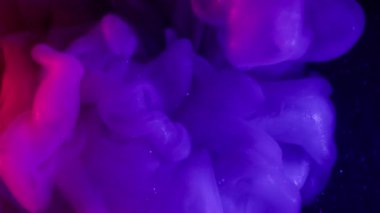 Duman dalgalarını boya. Neon parlak parçacıklar. Odaklanmamış mor pembe parlak gökkuşağı bulutu soyut karanlık sanat arka planında yayılıyor..