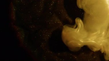 Sis bulutu. Buhar parıltısı akıyor. Bulanık sarı neon renkli gökkuşağı dokusu. Su altında duman sıvısı. Akrilik sis soyut koyu siyah arkaplana yayılıyor..