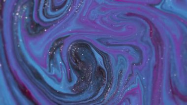 Enamel emülsiyonu. Dökülen sıvı. Bulanık mavi pembe pembe mürekkep kimyasalı akrilik sanat soyutlamasında yüzen ıslak pigmentler..