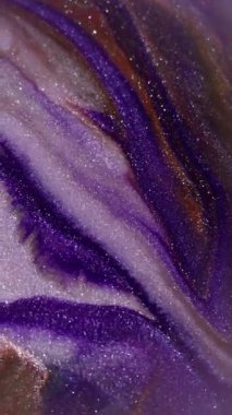 Dikey video. Mermer boya. Görüntü pırıltılı sıvı. Soyut akrilik arkaplan üzerinde odaksız mor mavi çok renkli akış dokusu.