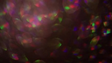 Odaklanamayan parıltı. Neon parıltısı soyutlaması. Mor pembe renkli aydınlık mercek parıltısı parıltı parıltı parıltı parıltı desen sanatın koyu siyah bokeh arka planında yüzüyor.