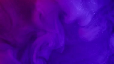 Buhar pigmenti. Neon boya sisi. Odaklanmamış mor pembe renk parlak gökkuşağı su sanat dokusu parlak sis soyut arkaplan üzerine parçacıklar yayıyor..