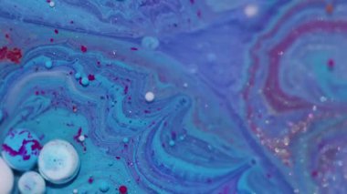 Boya akışı. Yağ damlası. Odaklanmamış mavi beyaz renkli parlak sıvı mürekkep yuvarlak su kabarcıkları soyut sanat arka planında yüzüyor..
