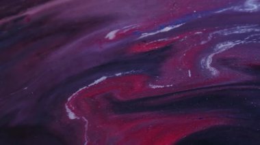 Boya sızıntısı. Mermer dokusu. Soyut sanat arka planında odaksız mavi mor renkli parlak su akrilik akışı parlak partiküller.