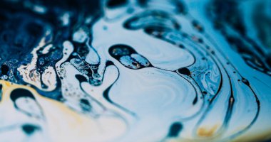 Girdap sabunu bulanıklığı. Mürekkep dalgası. Renk pigmenti kıvrımlı benzin akışı. Mavi beyaz sarı yağ akışı soyut arkaplan dokusu.