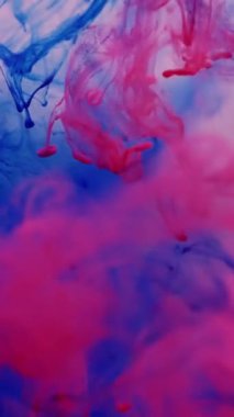 Dikey video. Duman sıvısı damlası. Mürekkep karışımı. Parlak sisli girdap dokusu bulanık su akıntısı. Düşen pigment sisi soyut arkaplan.