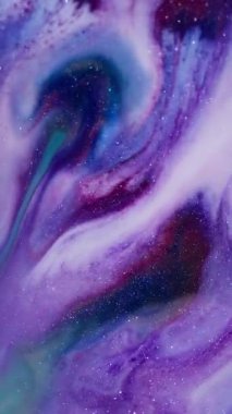 Dikey video. Boya dök. Bulanık parıltı dokusu. Soyut siyah sanat arka planında çözünmüş mor, beyaz, yeşil renkli, parlak su..